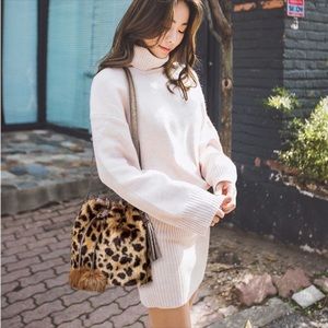 😍 JUST IN🤩 Black or Leopard Faux Fur Bucket bag